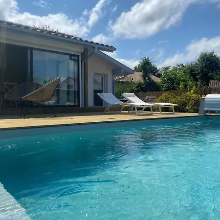 Avec Piscine, A Proximite Du Lac Et De L'ocean Léon
