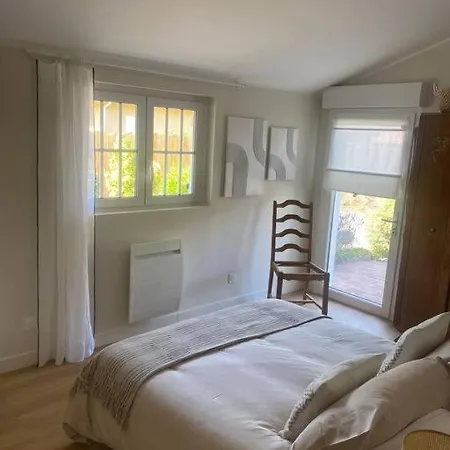 Villa Avec Piscine, A Proximite Du Lac Et De L'ocean *